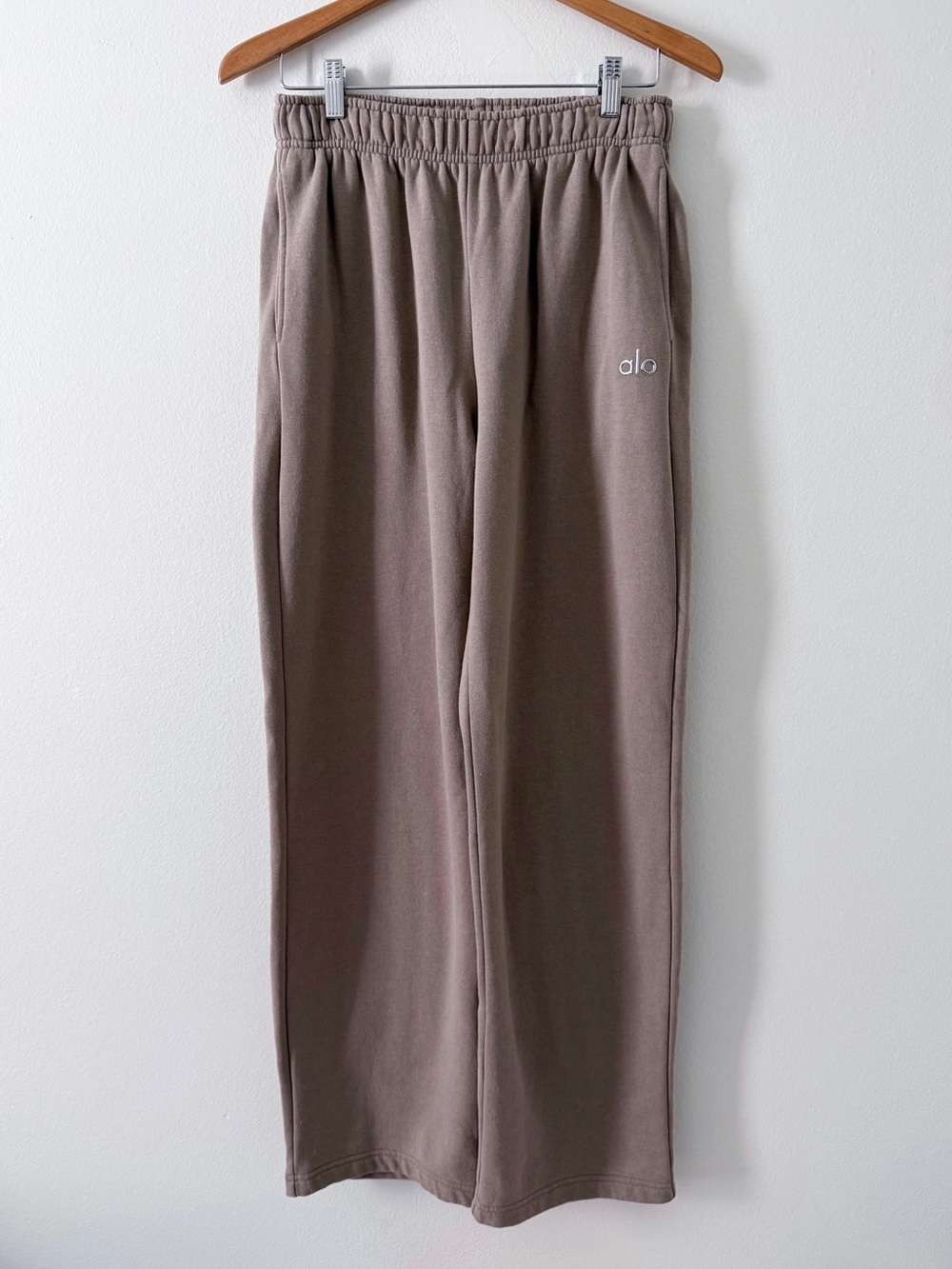 Alo Yoga Accolade Straight Leg Sweatpant Size XS in Gravel Preloved